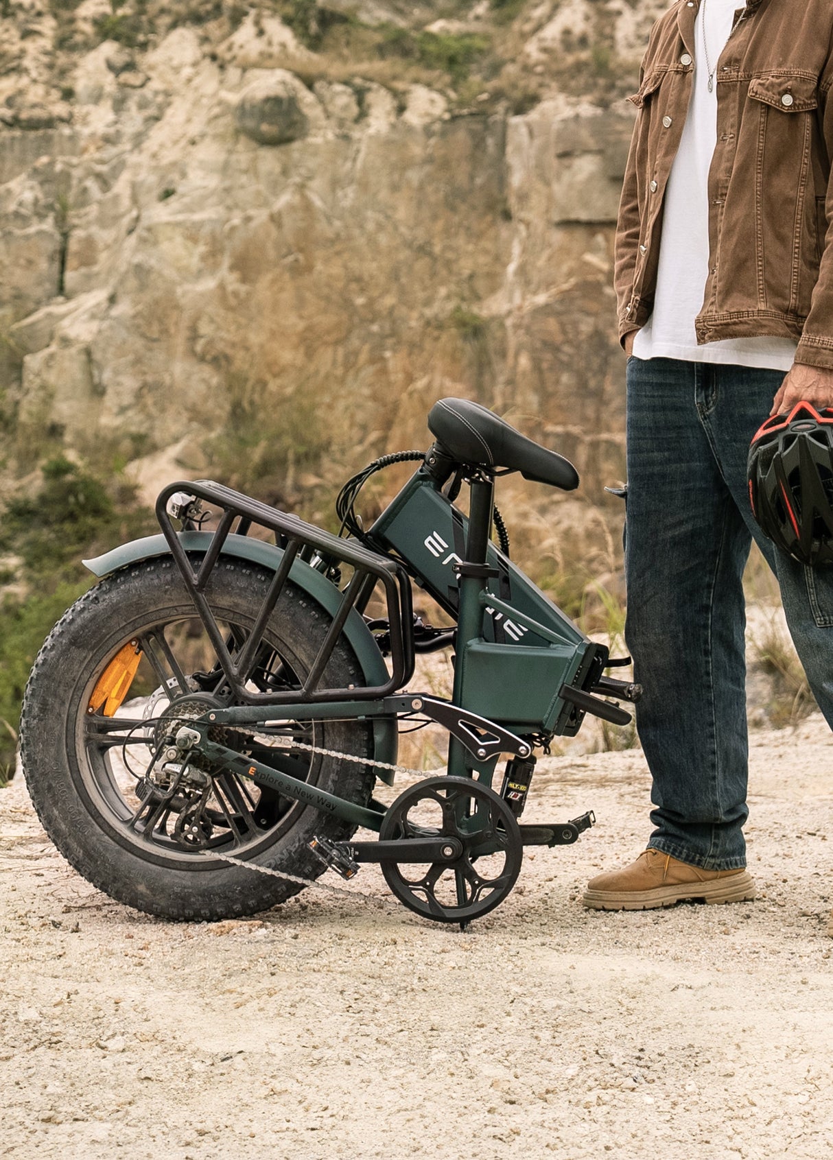 isang lalaking nakatayo sa tabi ng nakatiklop na engwe engine pro 2.0 compact ebike