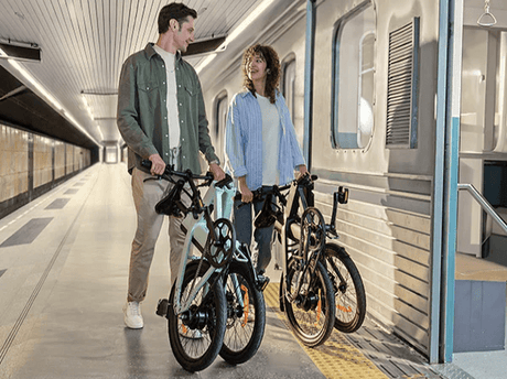 Egy férfi és egy nő metróra száll ENGWE P20 összecsukható elektromos kerékpárral