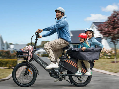 Egy férfi, aki két kisgyermeket szállít egy teherszállító e-bike-on - engwe-le20